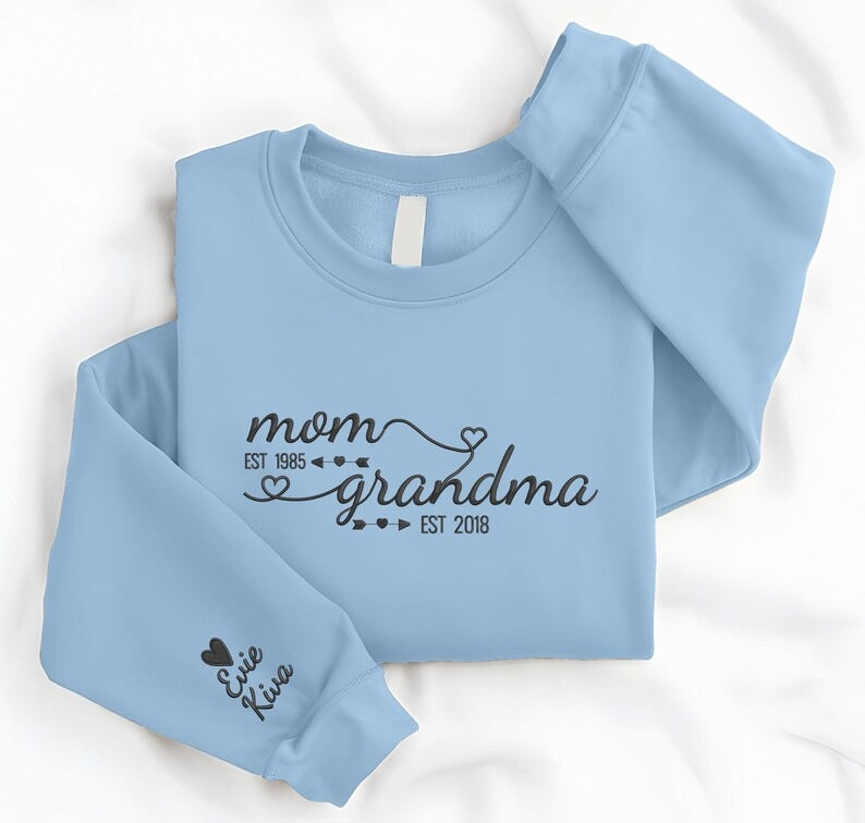Personalised Mom Grandma Sweatshirt, Embroidered Kids Name on Sleeve Sweater, Pregnancy Announcement Jumper, Custom Est Date Mother Day Gift