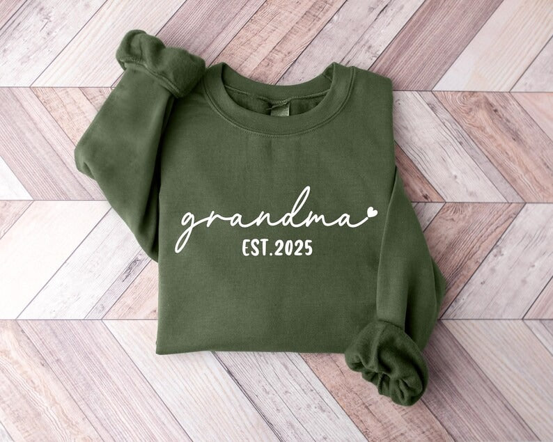 Personalised Grandma Sweatshirt, Custom Est Date Crewneck Sweater, Grandma Heart Printed Jumper, Minimalist Mummy Sweater, Mothers Day Gifts