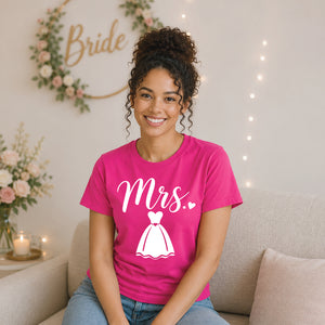 Chic Cursive Mrs Wedding Dress Graphic Bride Ladies T-Shirt