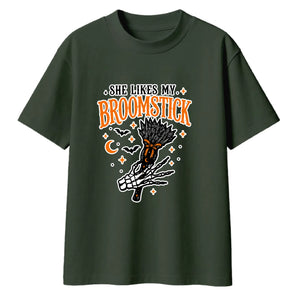 Spooky broomstick skeleton hand Halloween Oversized T-Shirt