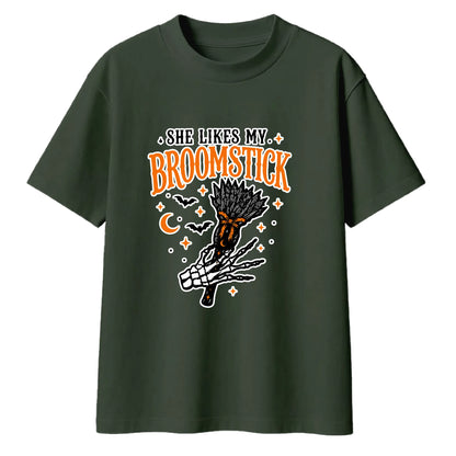 Spooky broomstick skeleton hand Halloween Oversized T-Shirt
